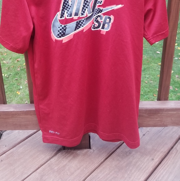 Nike dri fit skate boarding shirt - Picture 2 of 4
